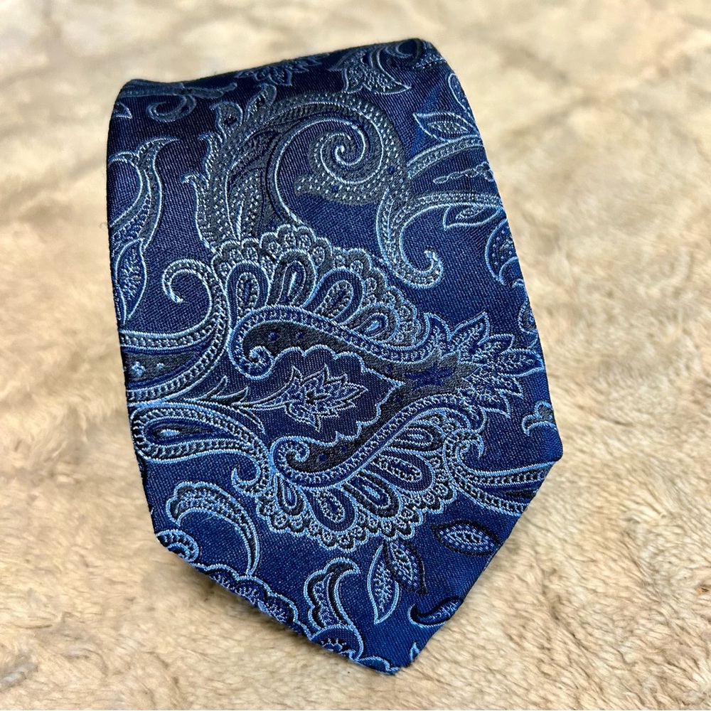Jos A Bank Blue Paisley Silk Tie 3” Wide 60” Long NWOT